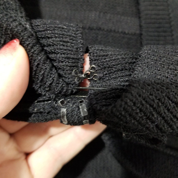 ST. JOHN Santana Knit Sweater Size 14 Black V-Neck Center Bow Clasp Long Sleeve - Picture 8 of 12